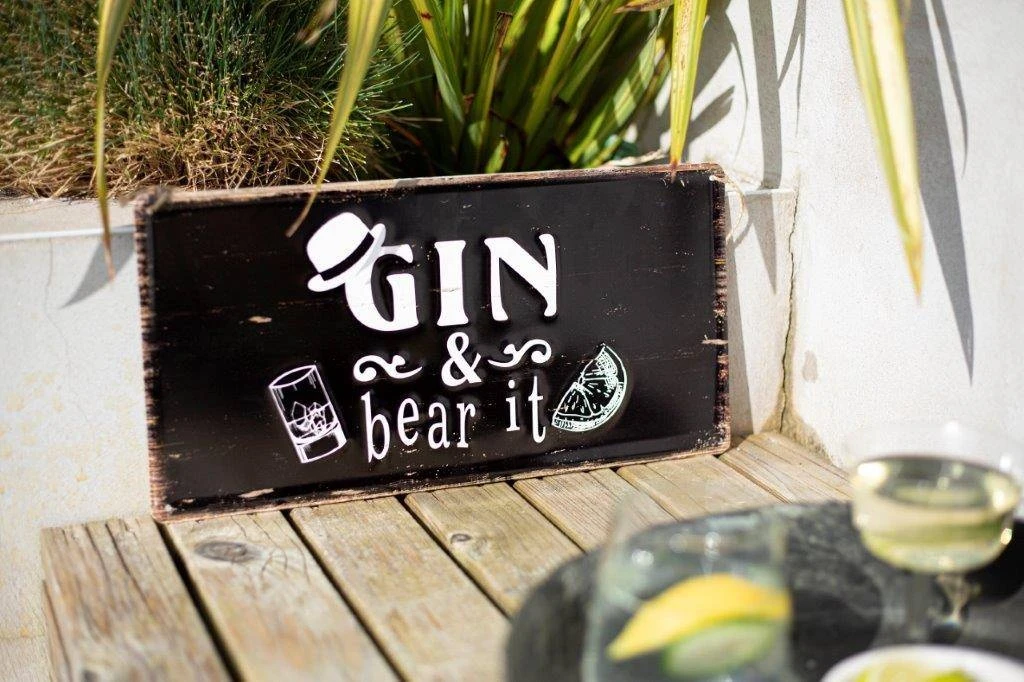 La Hacienda Gin & Bear It Garden Sign - Image 3